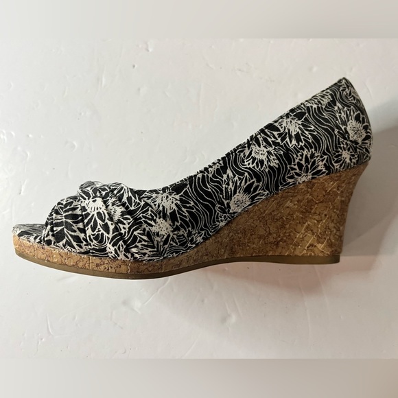 DexFlex Comfort Women’s Black & White Floral Cork Wedge Heels, Size 7 W - Picture 10 of 11